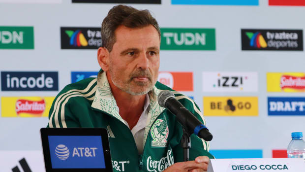 Diego Cocca porta la chamarra oficial de la selección mexicana de futbol en su presentación